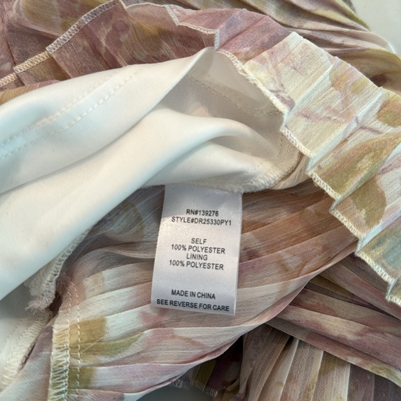 DR2 Floral Pleated V-Neck Women's Top size small - Picture 5 of 5